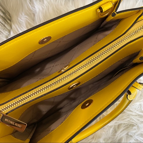 Firm ✨Michael Kors hope medium messenger bag - Picture 9 of 14